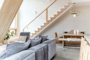 Diseño de apartamentos turísticos: sala de estar moderna, luminosa y acogedora en Airbnb”