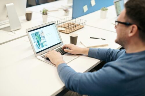 persona usando Canva, plataforma de diseño online