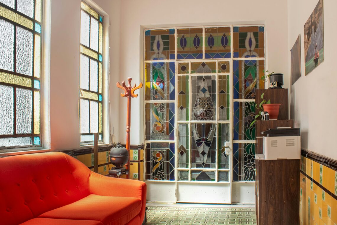 Combinar texturas y materiales en el salón