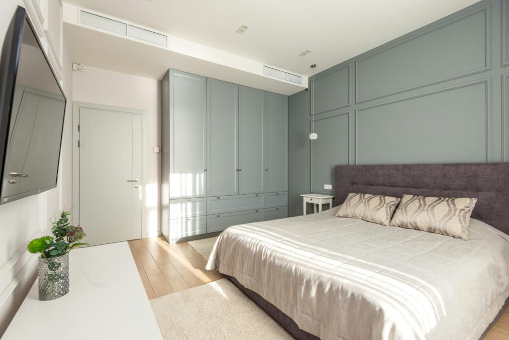 Ejemplo de decoración minimalista para dormitorios con colores neutros y ambiente relajante