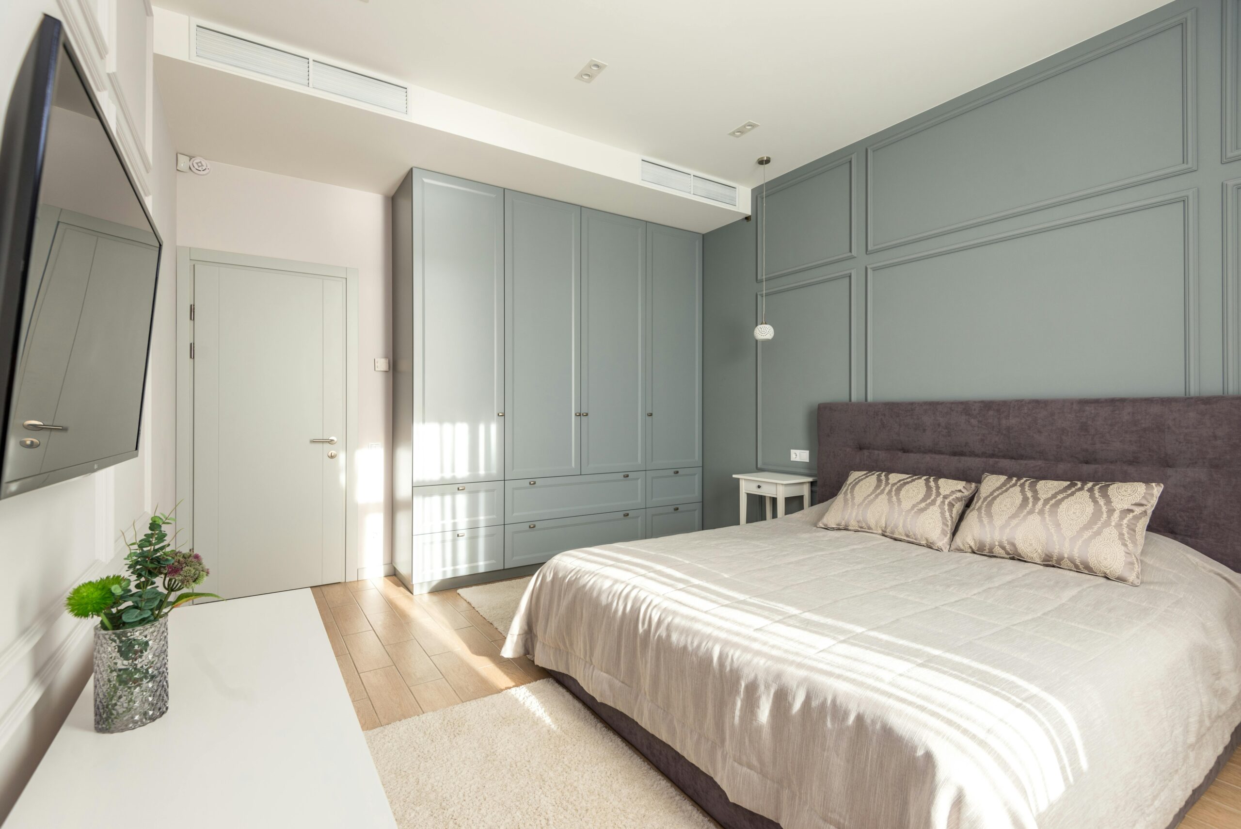 Ejemplo de decoración minimalista para dormitorios con colores neutros y ambiente relajante